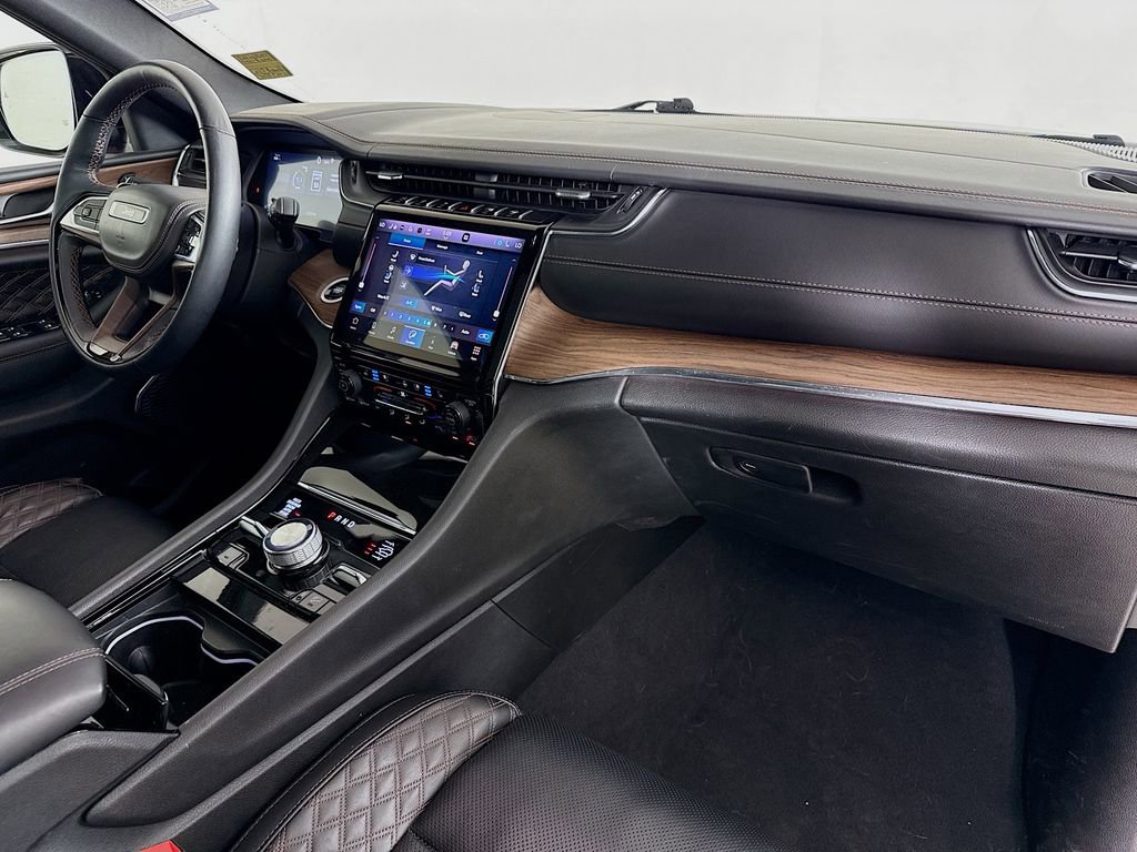 Used 2023 Jeep Grand Cherokee L Summit w/ Luxury Tech Group V image 32