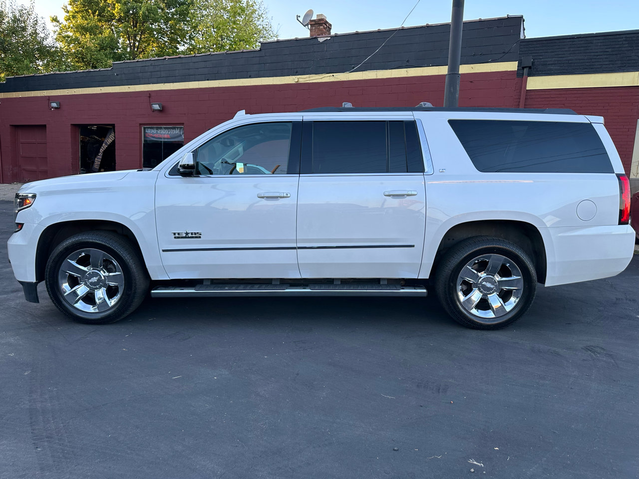 Used 2016 Chevrolet Suburban LT w/ LT Signature Package image 2