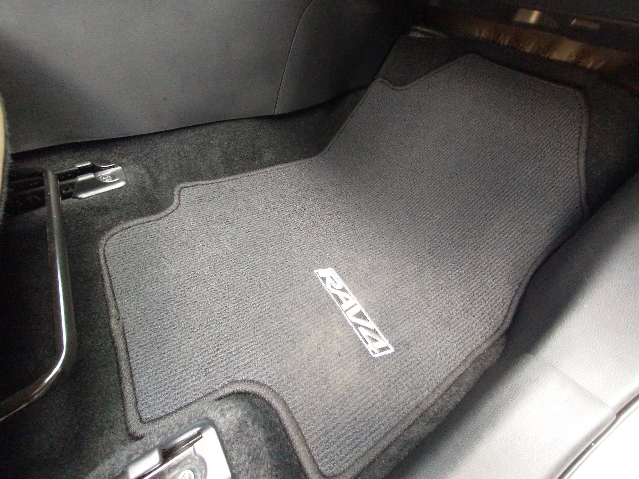 Used 2022 Toyota RAV4 XLE Premium image 61