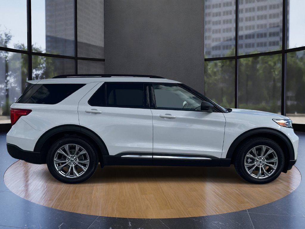 Certified 2022 Ford Explorer XLT w/ Equipment Group 202A RWD image 2