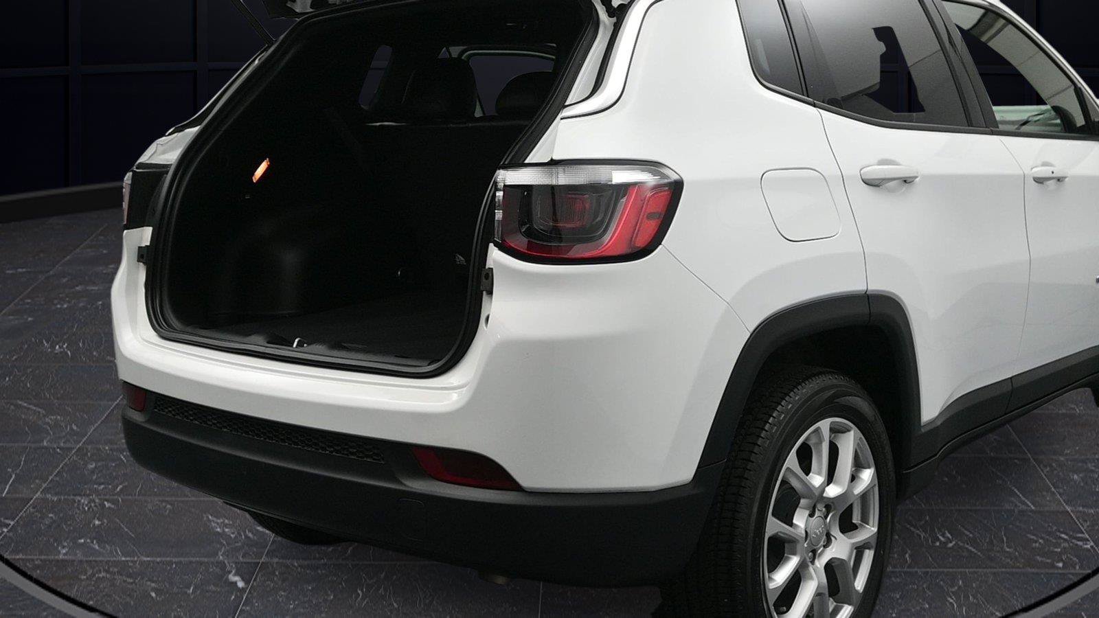 Used 2023 Jeep Compass Latitude AWD/4WD image 14