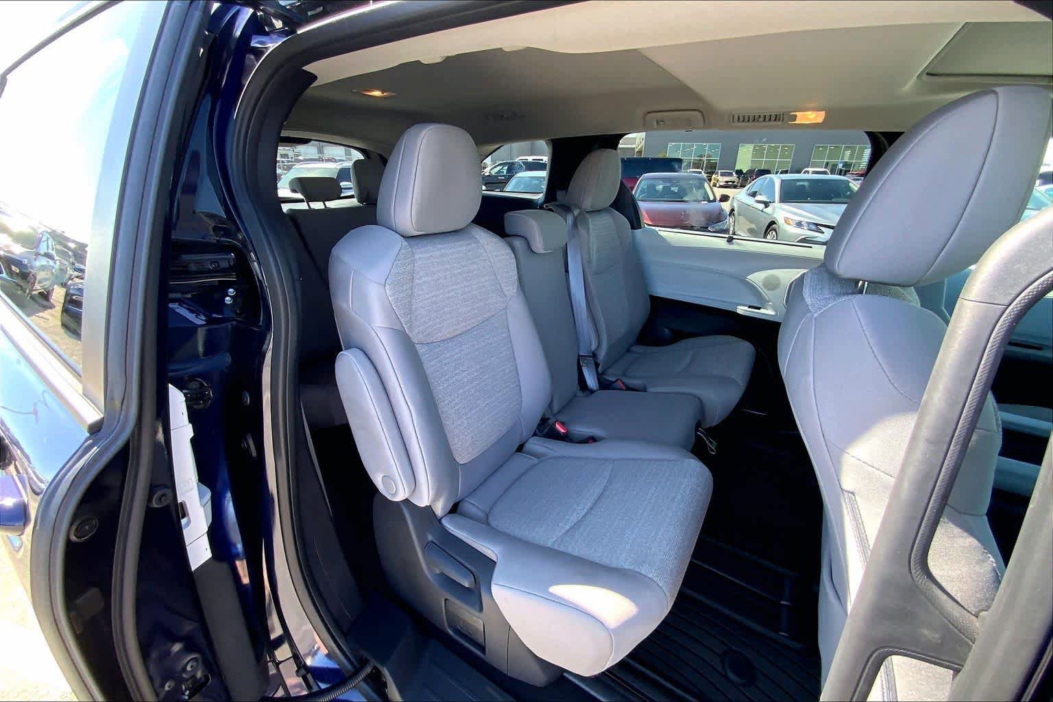 Used 2025 Toyota Sienna LE w/ LE Plus Package AWD/4WD image 19