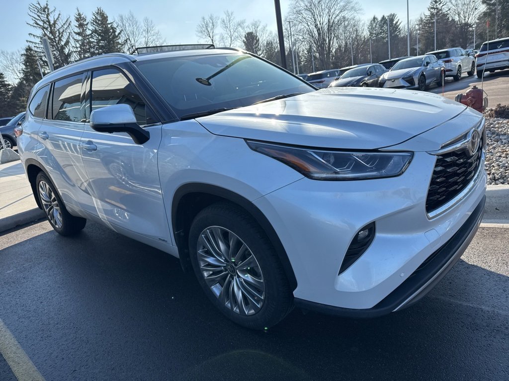 Used 2025 Toyota Highlander Platinum image 3