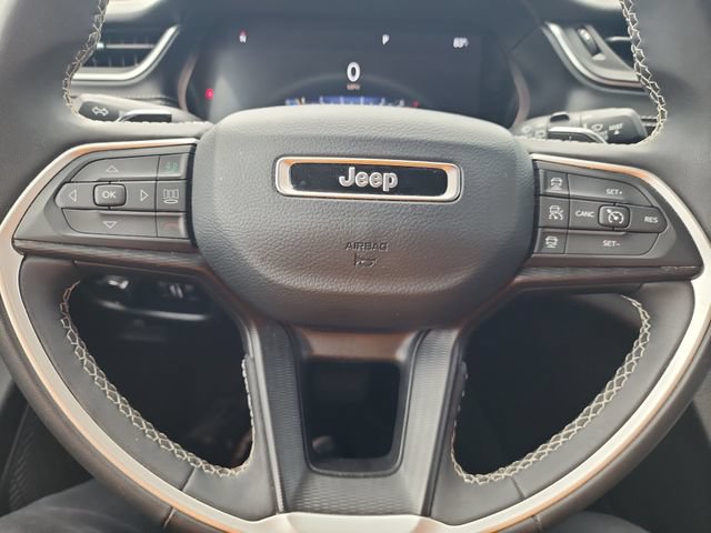 Used 2023 Jeep Grand Cherokee Laredo AWD/4WD image 15