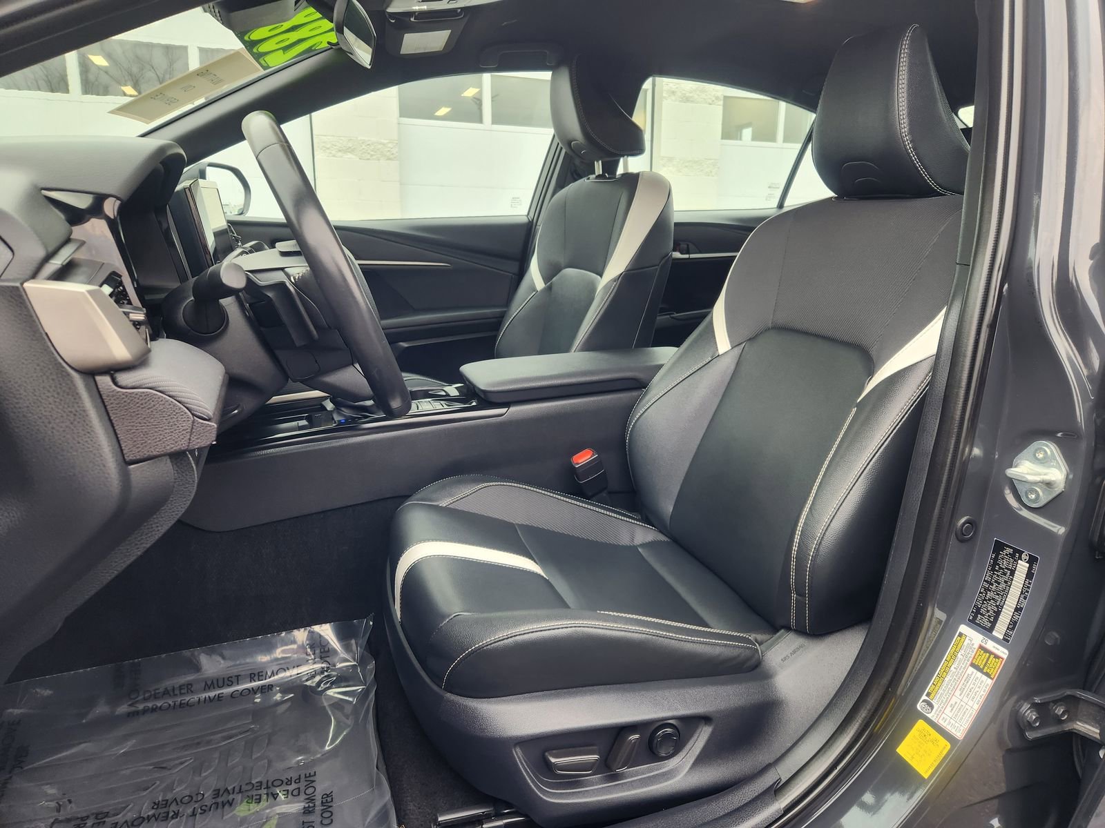 Used 2025 Toyota Camry SE image 29