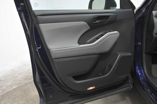 Used 2022 Toyota Highlander L image 16