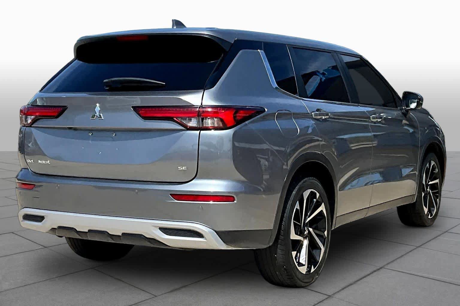 Used 2024 Mitsubishi Outlander SE image 13