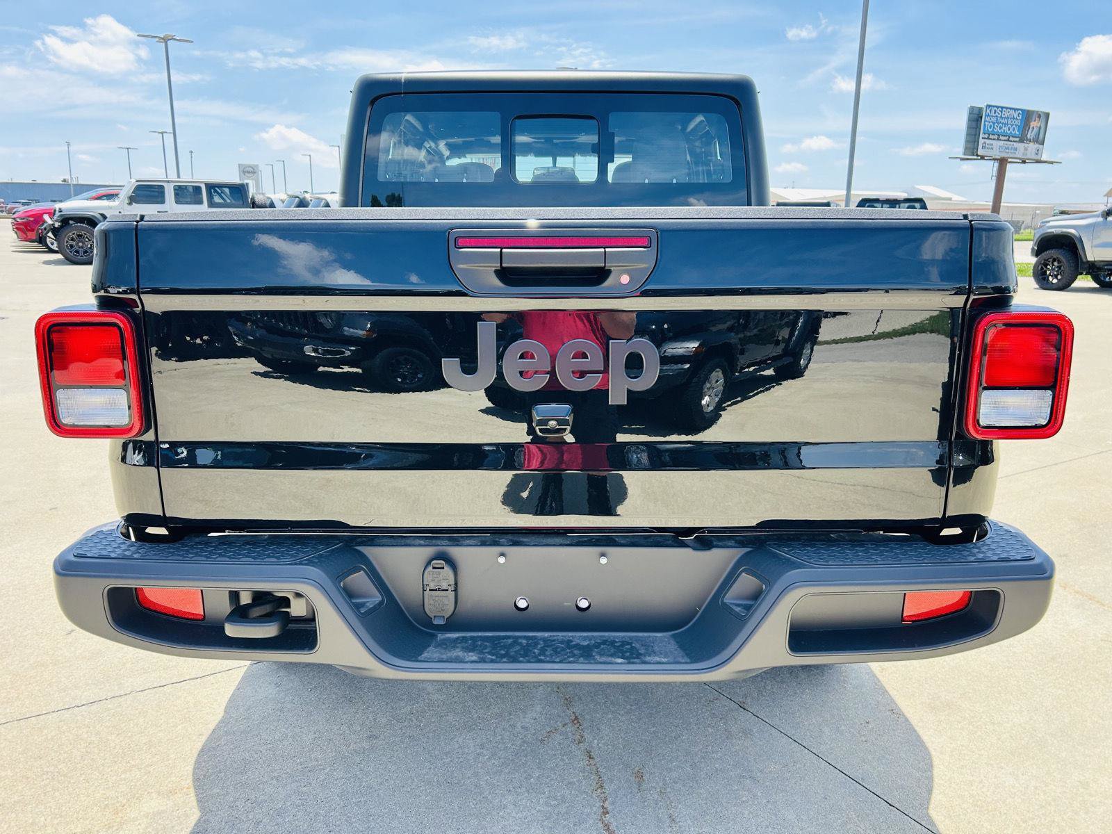 New 2026 Jeep Gladiator Sport AWD/4WD image 33