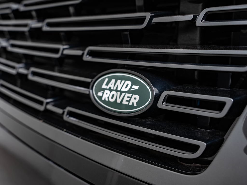 Used 2025 Land Rover Range Rover SE AWD/4WD image 3