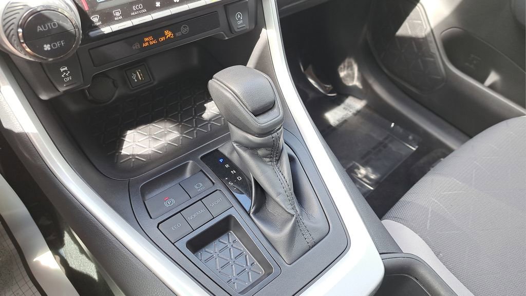 Used 2024 Toyota RAV4 XLE w/ Convenience Package image 18