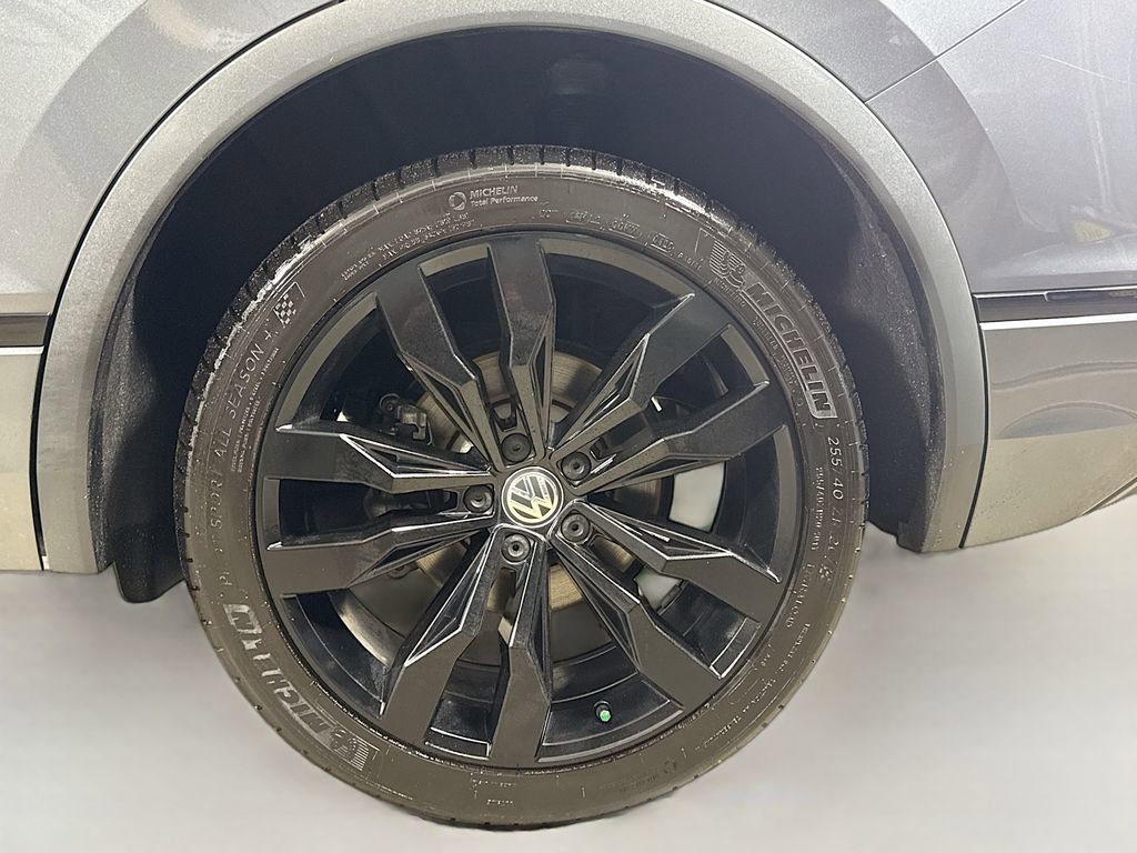 Used 2020 Volkswagen Tiguan SE R-Line image 28