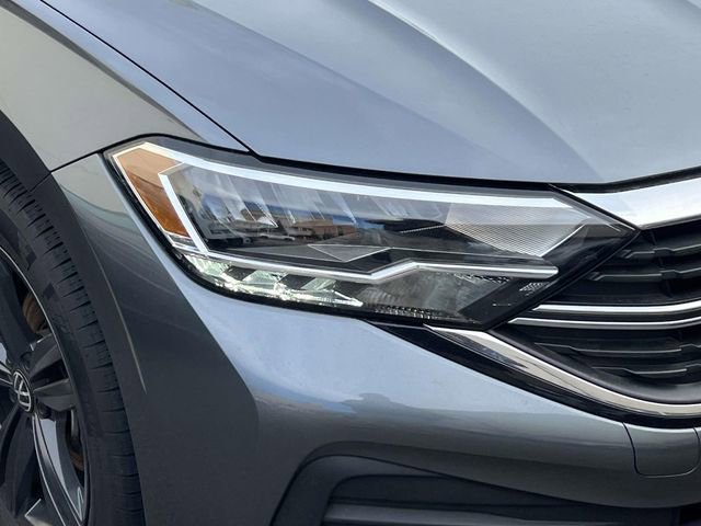 Certified 2023 Volkswagen Jetta SE w/ Panoramic Sunroof Package image 9