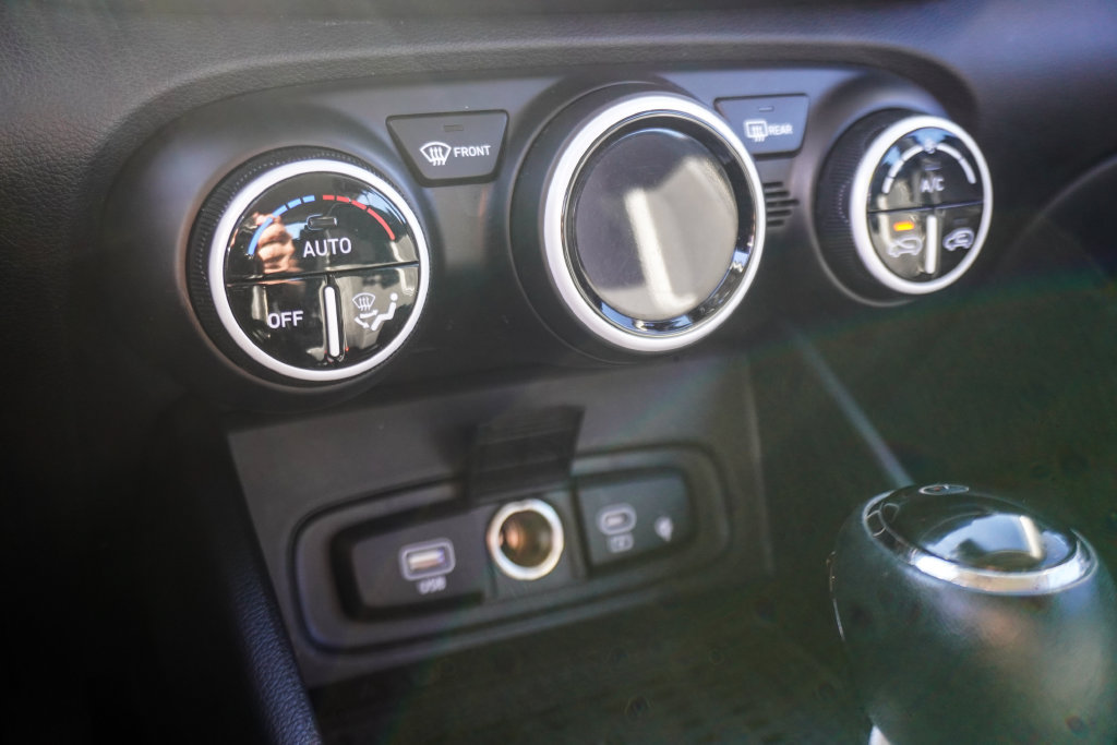 Used 2025 Hyundai Venue Limited FWD image 21