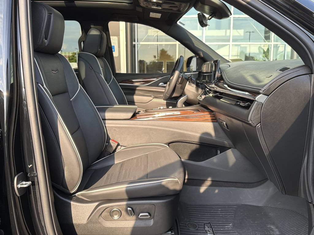 Used 2023 Cadillac Escalade ESV Premium Luxury w/ LPO, Floor Liner Package AWD/4WD image 20
