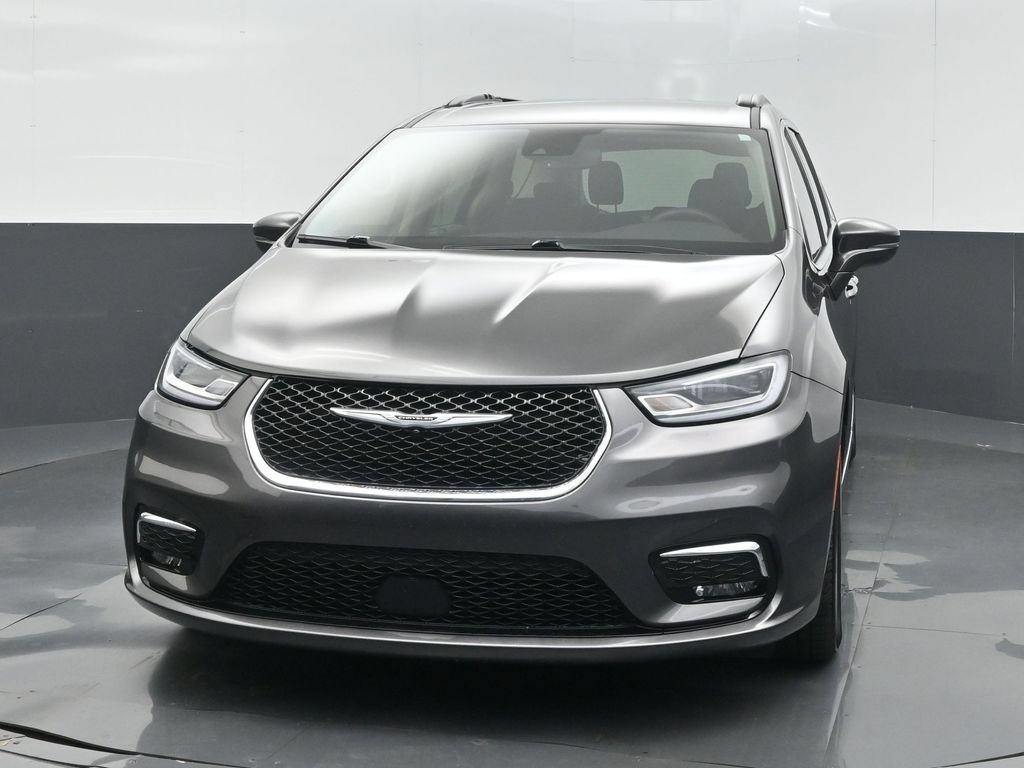 Used 2022 Chrysler Pacifica Touring-L FWD image 2