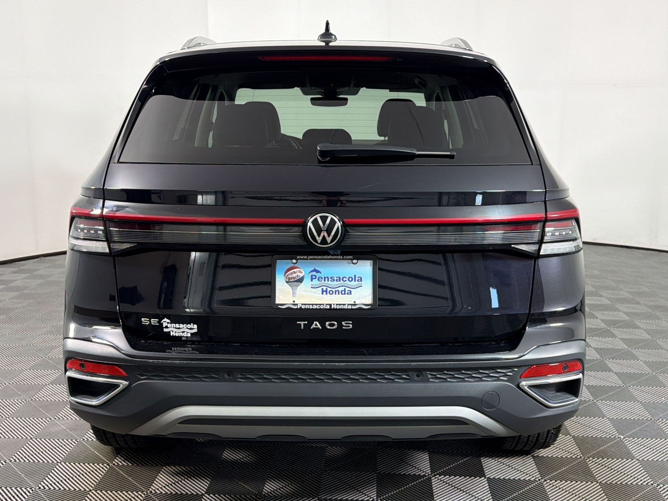 Used 2025 Volkswagen Taos SE FWD image 8