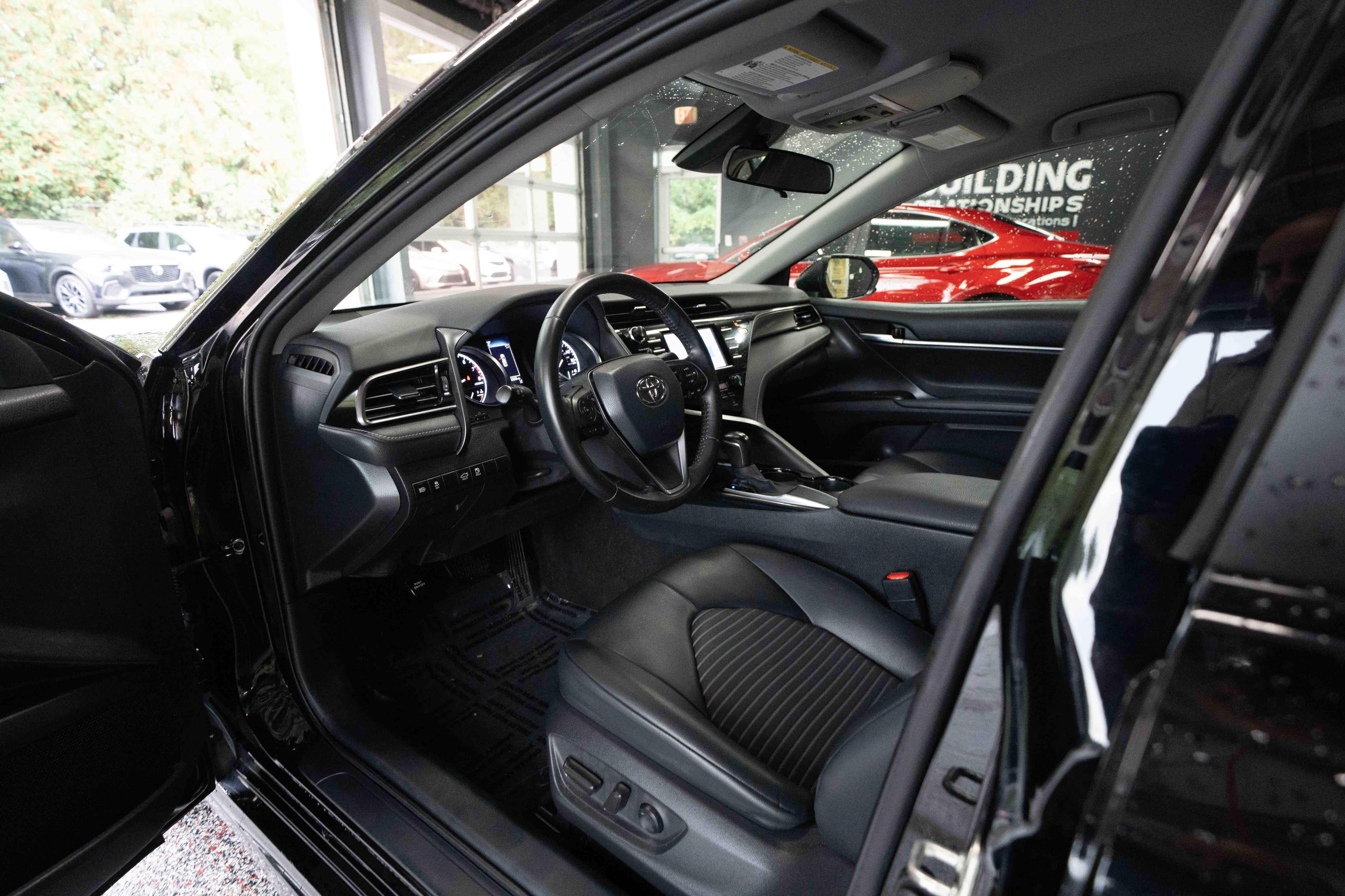 Used 2020 Toyota Camry SE FWD image 8