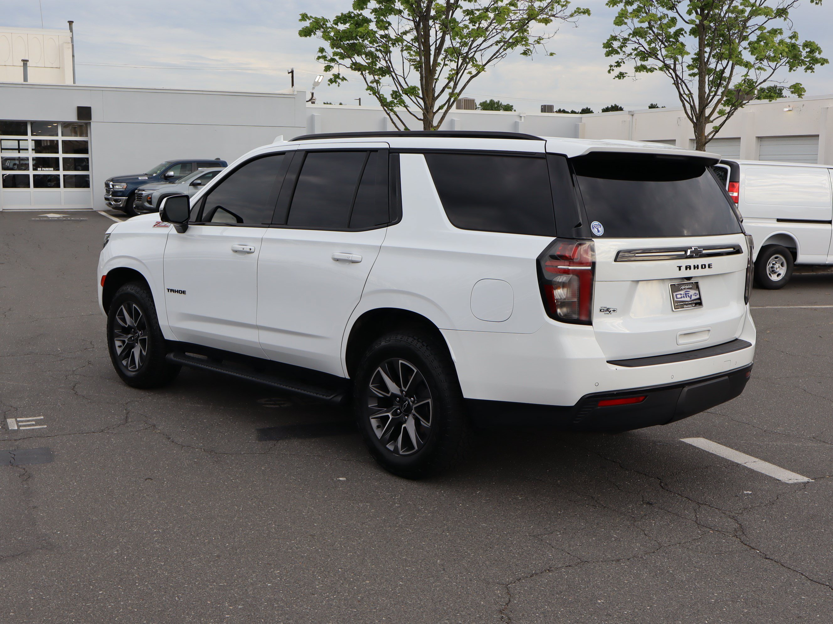 Used 2023 Chevrolet Tahoe Z71 w/ Luxury Package AWD/4WD image 8