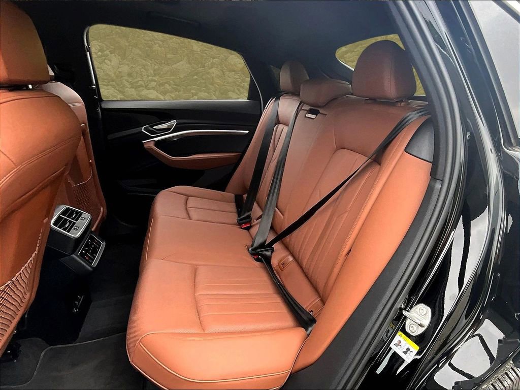 Used 2022 Audi e-tron Premium Plus w/ Premium Plus Package image 25