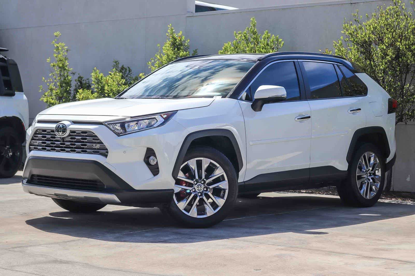 Used 2020 Toyota RAV4 Limited FWD image 1