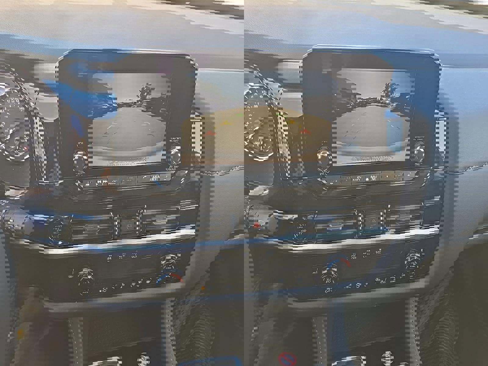 Used 2025 Nissan Pathfinder SV image 13