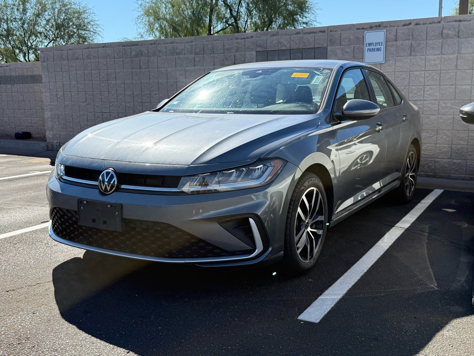 Used 2025 Volkswagen Jetta SE FWD image 2