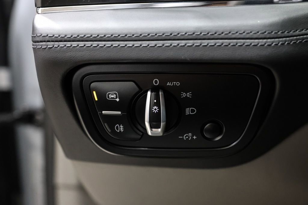 Used 2022 Bentley Bentayga image 44