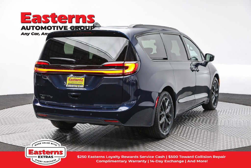 Used 2023 Chrysler Pacifica Touring-L w/ S Appearance Package FWD image 6