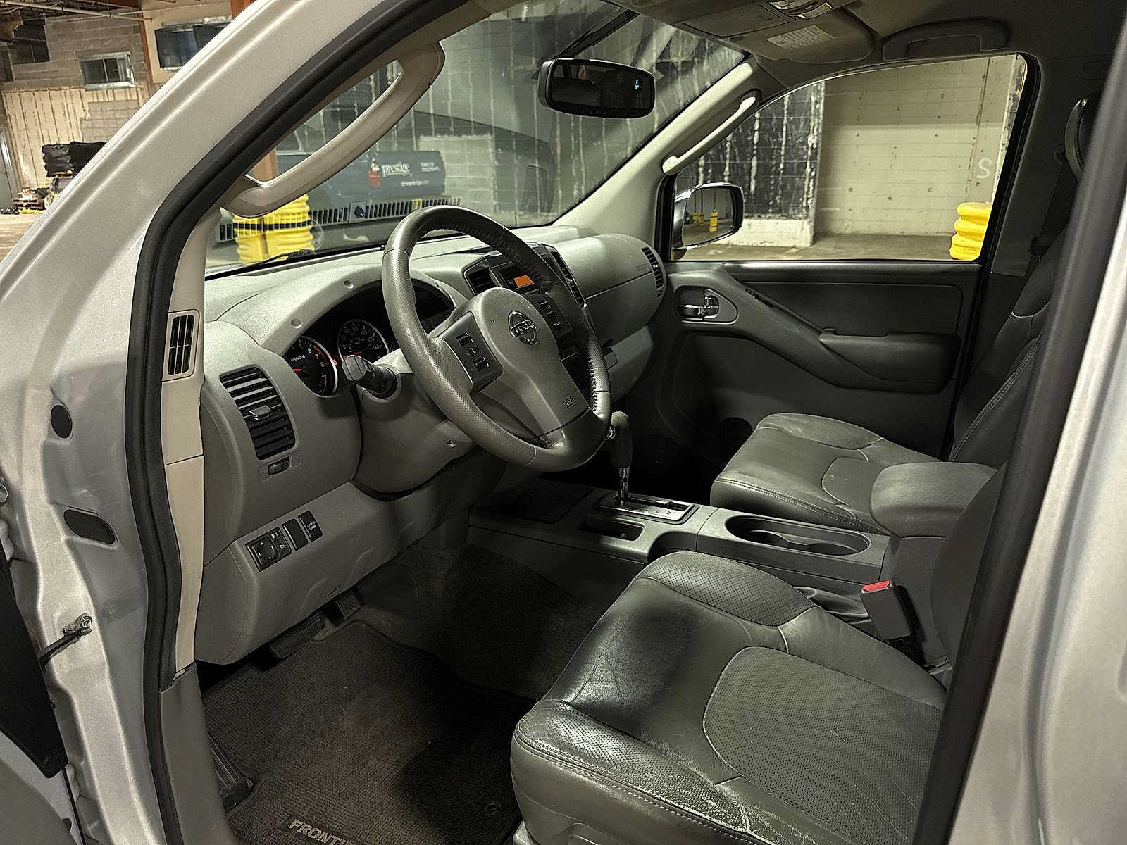 Used 2010 Nissan Frontier LE w/ LE Value Truck Pkg AWD/4WD image 27