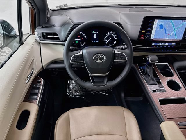 Used 2024 Toyota Sienna XLE w/ XLE Plus Package FWD image 23
