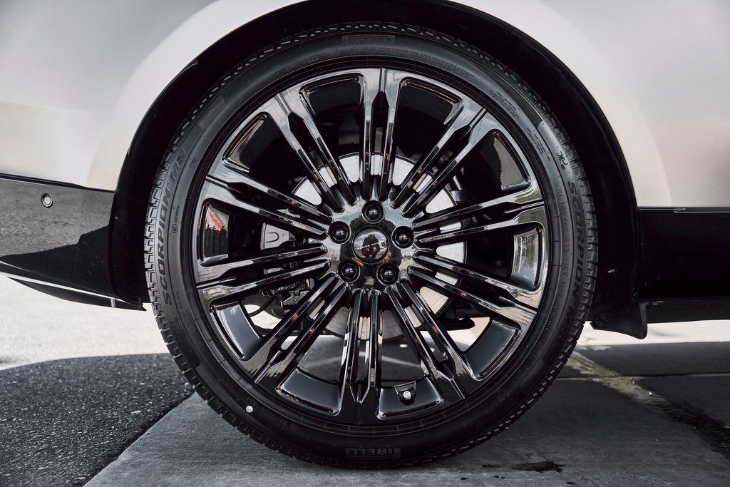 Used 2026 Land Rover Range Rover Long Wheelbase SE image 18