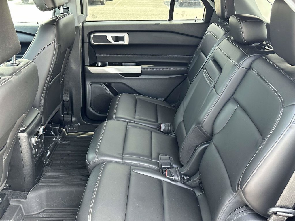 Used 2022 Ford Explorer XLT w/ Equipment Group 202A AWD/4WD image 12