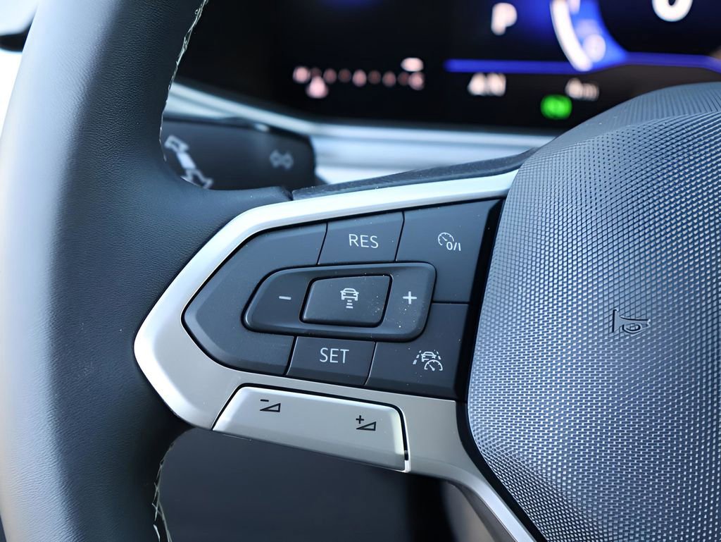 Used 2025 Volkswagen Taos SE image 33