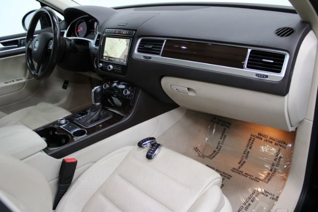Used 2016 Volkswagen Touareg VR6 image 24
