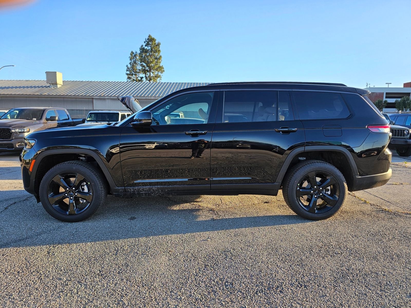 New 2026 Jeep Grand Cherokee L Limited w/ Limited Altitude Package AWD/4WD image 4