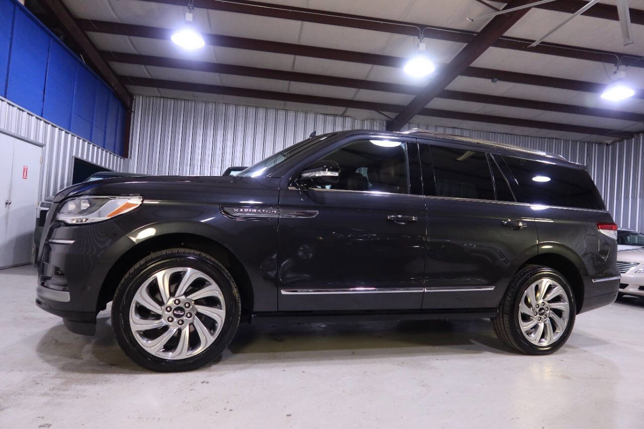 Used 2024 Lincoln Navigator Reserve image 1