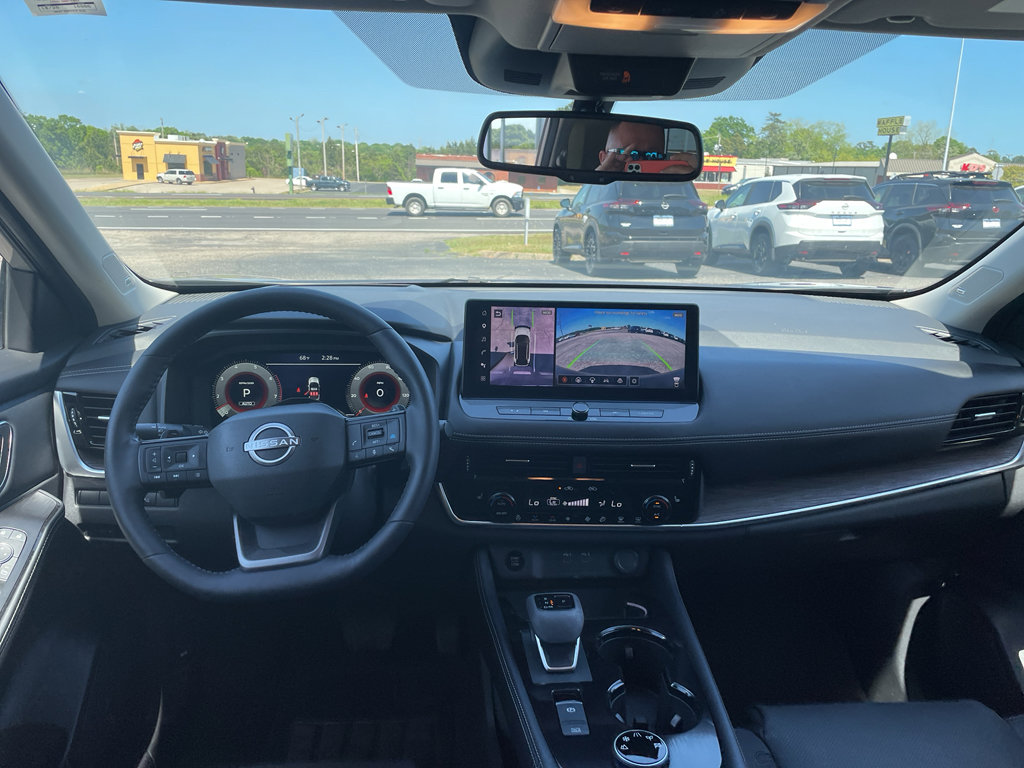 Used 2025 Nissan Rogue Platinum w/ Tech Package image 12