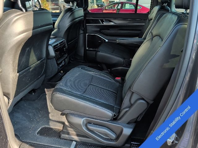 Used 2024 Jeep Wagoneer Series III w/ Premium Group I AWD/4WD image 13
