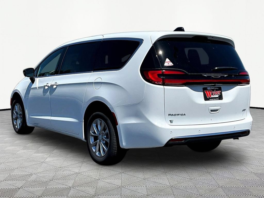 New 2027 Chrysler Pacifica Select w/ Family Tech Group AWD/4WD image 4