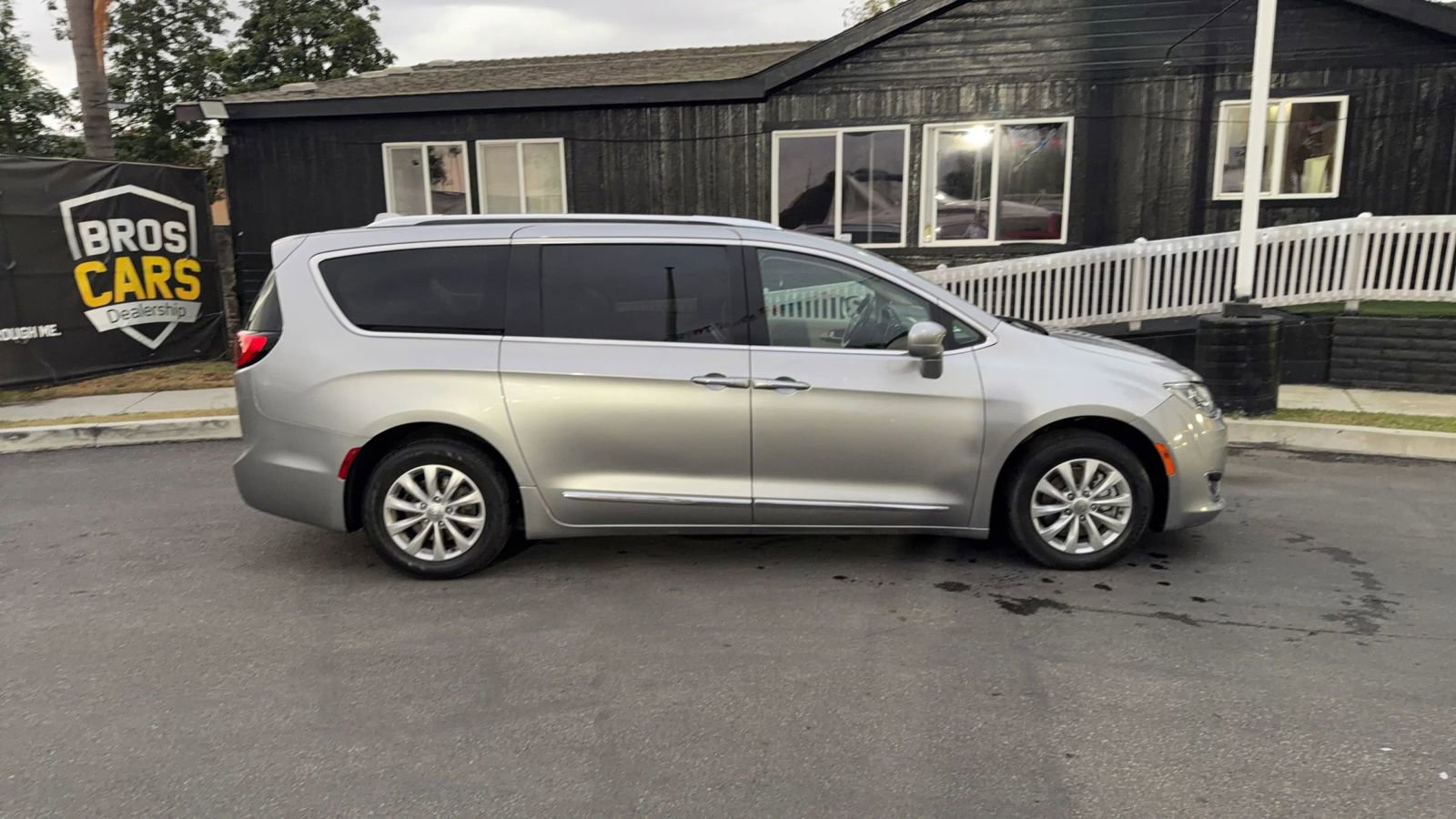 Used 2018 Chrysler Pacifica Touring-L image 9
