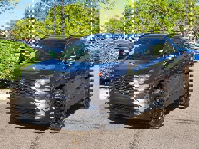 Used 2020 Toyota RAV4 LE image 2