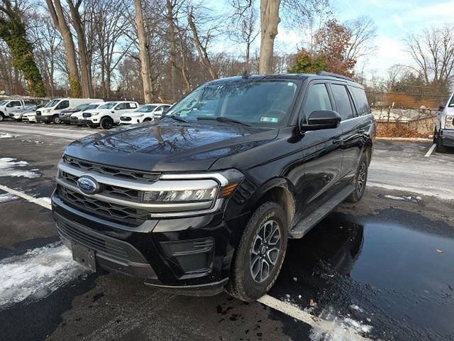 Certified 2024 Ford Expedition XLT image 3