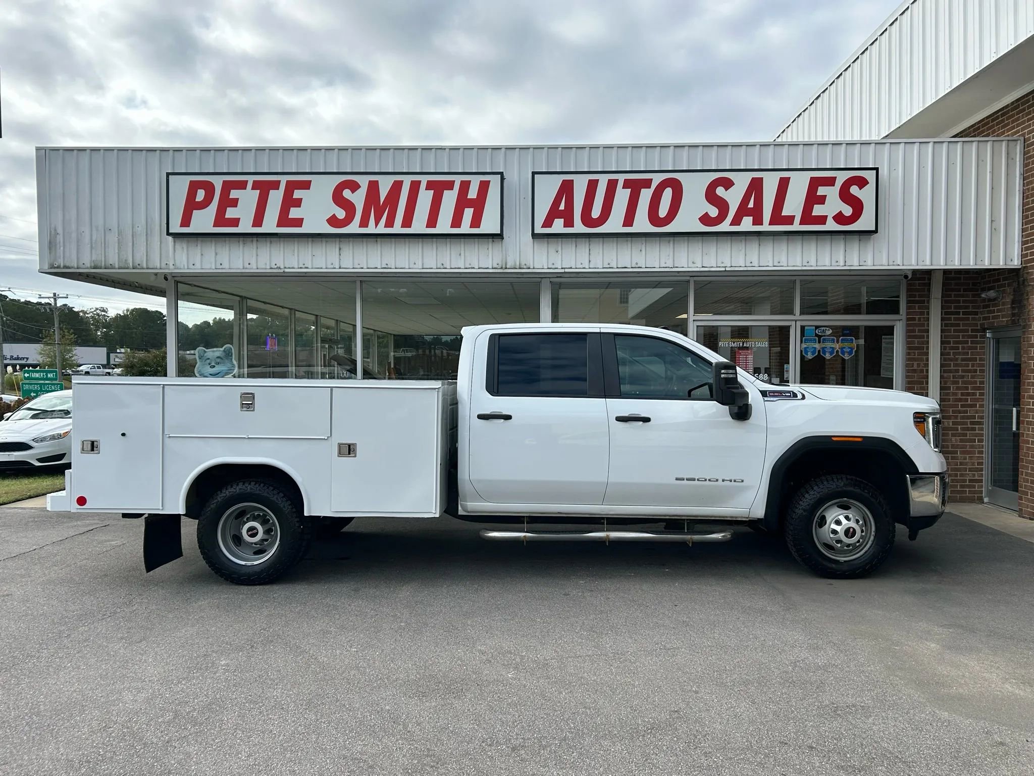 Used 2021 GMC Sierra 3500 4x4 Crew Cab w/ Convenience Package image 2