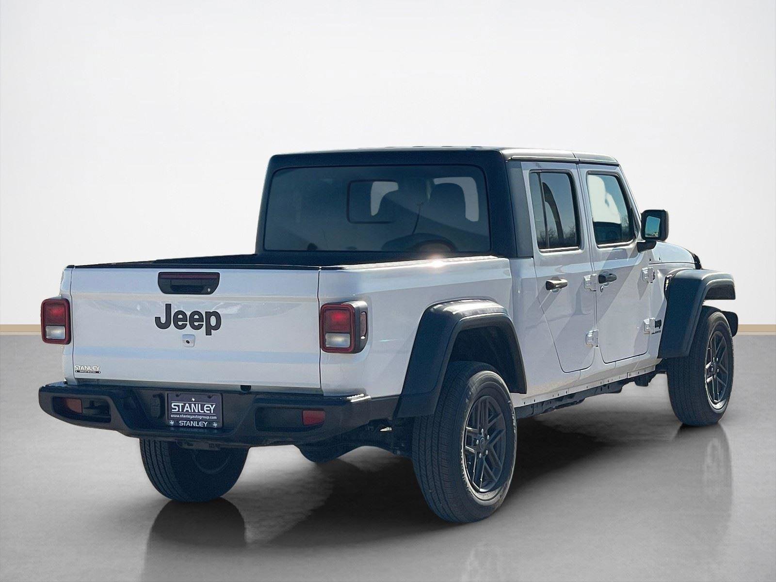 Used 2025 Jeep Gladiator Sport image 7