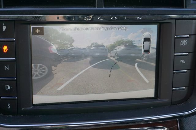 Used 2017 Lincoln Continental Select image 11