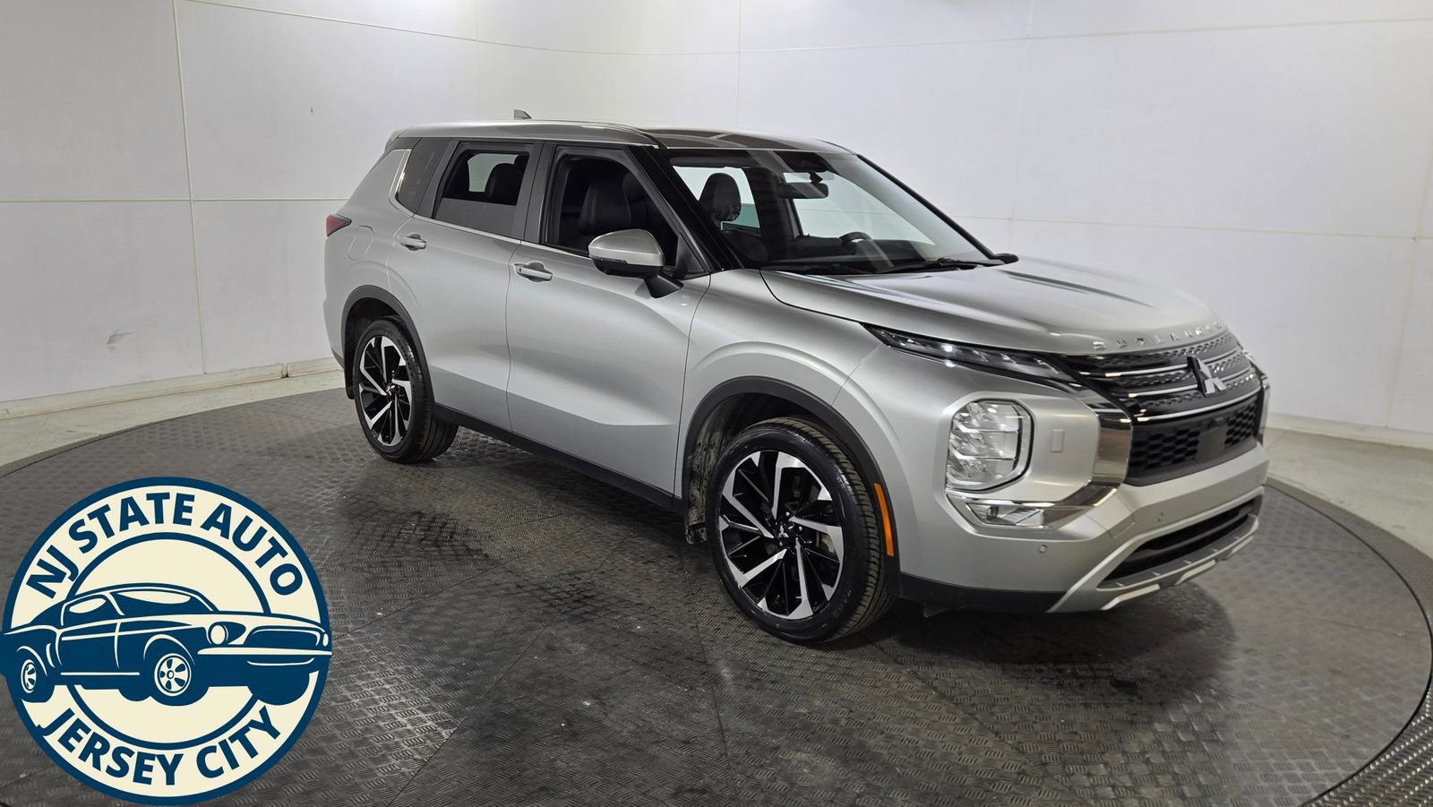 Used 2023 Mitsubishi Outlander SE image 1