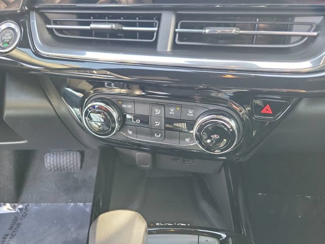 Used 2025 Chevrolet Trax RS w/ Sunroof Package FWD image 29