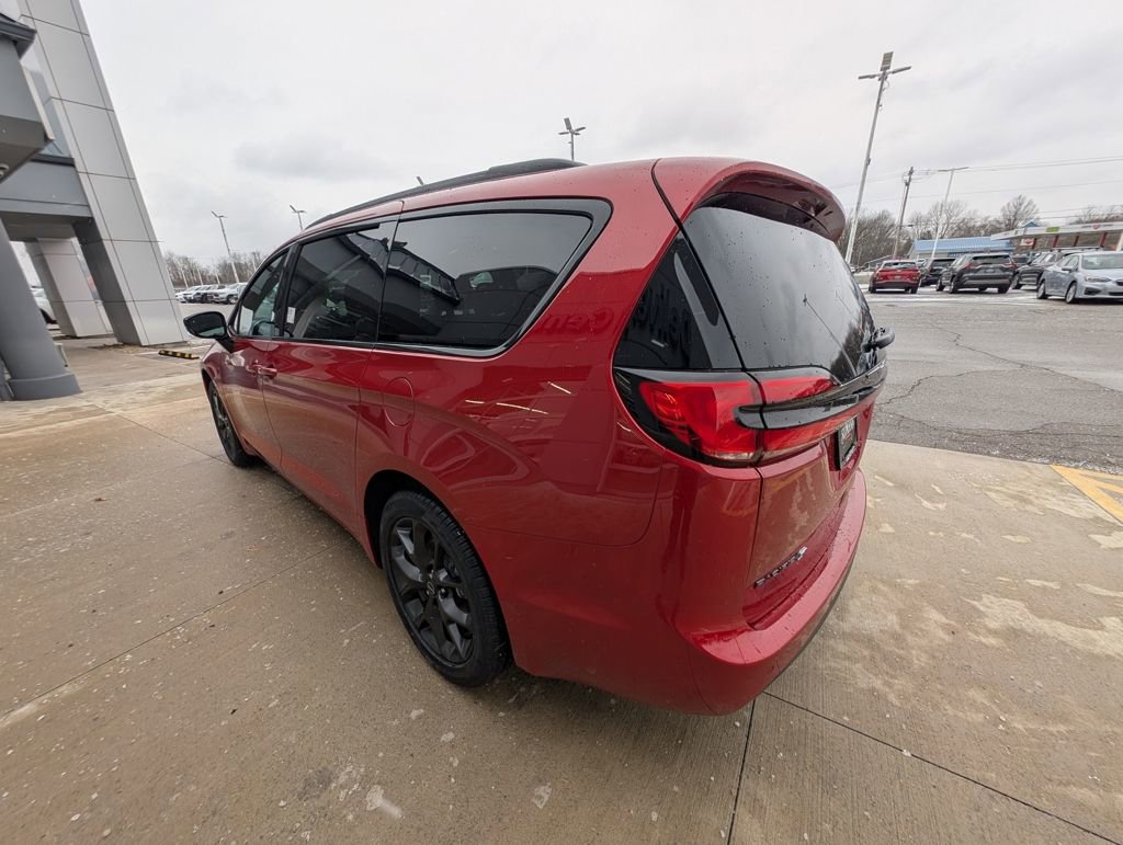 New 2026 Chrysler Pacifica Select w/ S Appearance Package image 7