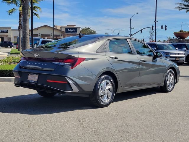 New 2026 Hyundai Elantra SE image 2