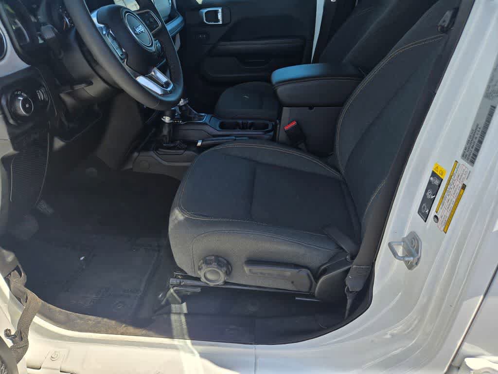 Used 2025 Jeep Wrangler Sahara AWD/4WD image 18